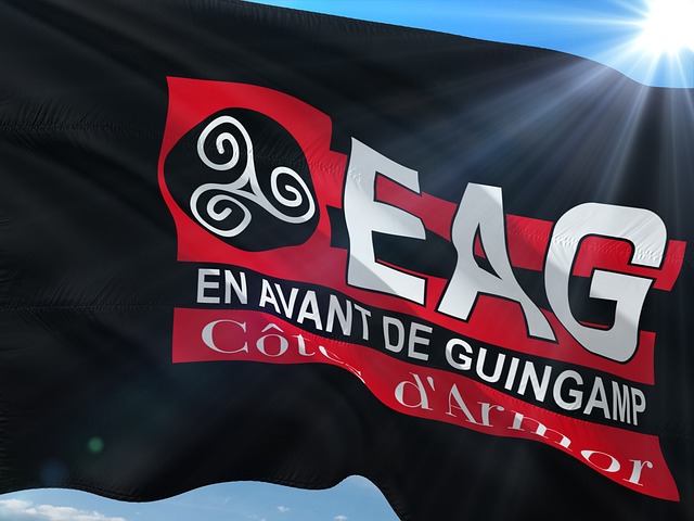 北爱尔兰小将唐利：在热刺时凯恩帮了我很多，这让我喜欢回撤